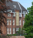 Achtergevel massa wordt doorbroken door verticale accenten en kleine roedes. ~~~ copyright Paul Paris ~~
              <br/>
              Paul Paris, mei 2017